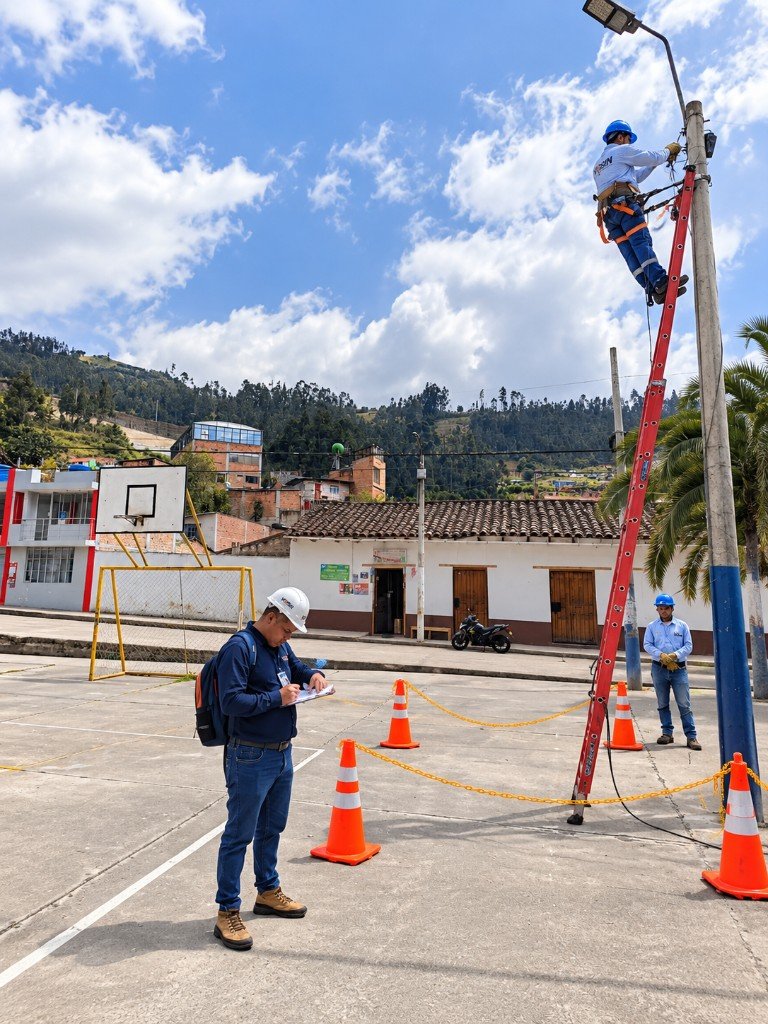 Montaje de alumbrado público con el equipo de VOSIN S.A.S