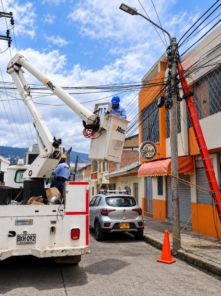 Trabajo eléctrico comercial en red aérea urbana