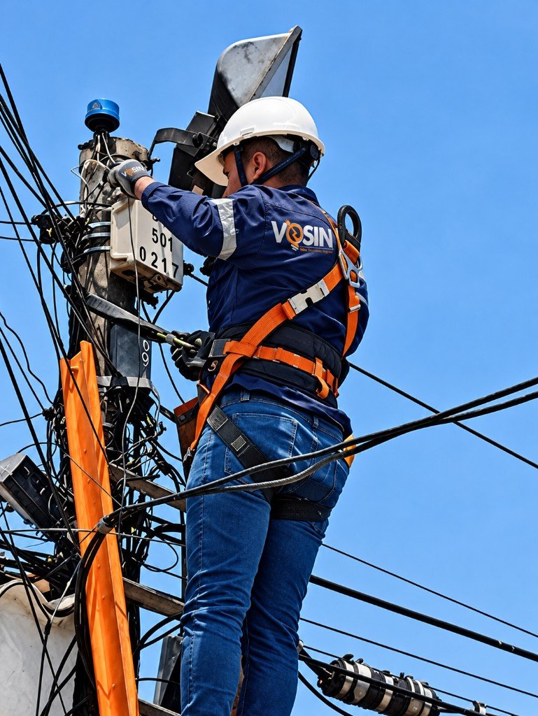 Técnico de VOSIN S.A.S trabajando en una red de media tensión